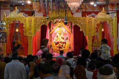 GURUGRAM, INDIA - 16 Mart 2025 'te Gurugram, Hindistan' daki Gurugram köyü yakınlarındaki Chaitra Mela köyünün ilk gününde ibadet için Sheetla Mata Mandir 'e yüzlerce dindar geldi.. 