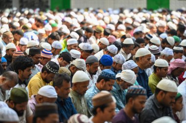NOIDA, INDIA - 15 Mart 2025 'te Müslüman dindarlar kutsal Ramzan ayının ikinci Cuma günü Noida, Hindistan' da bulunan 8. Sektördeki camide namaz kılmaya başladılar. 