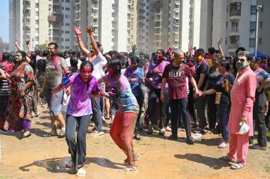 NOIDA, INDIA - 14 Mart 2025 'te Hindistan' ın Noida kentinde, 14 Mart 2025 'te, 100. bölgedeki Lotus Bulvarı Derneği' nde insanlar Holi 'yi kutladılar..