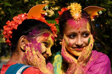 KOLKATA, INDIA - 14 Mart 2025: İnsanlar 14 Mart 2025 tarihinde Kolkata, Hindistan 'da Golf Green' de düzenlenen renk festivali olan Dol Purnima ve Holi 'yi kutlamak için renk başvurusunda bulunuyorlar.