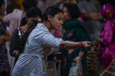 NOIDA, INDIA - 14 Mart 2025 'te Hindu müritler Holika' yı Sanatan Dharma Mandir Sektörü 19 'da 14 Mart 2025' te Noida, Hindistan 'da yaktılar. Hindu yazıtlarına göre Holika Dahan, Holika Deepak ya da Choti Holi olarak da bilinir.