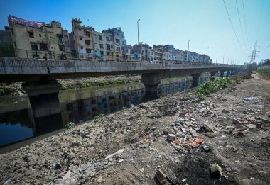 NEW DELHI, INDIA - 16 Mart 2025 'te Hindistan' ın Yeni Delhi kentinde Nizamuddin yakınlarındaki Sunehri Pul Drain manzarası 