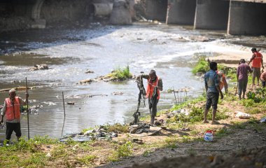 NEW DELHI, INDIA - 16 Mart 2025 'te Hindistan' ın Yeni Delhi kentinde Sunehri Pul Drain 'i temizlerken işçiler görüldü 