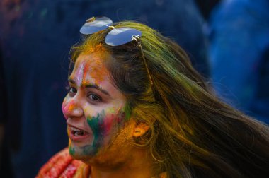 NOIDA, INDIA - 14 Mart 2025 'te Hindistan' ın Noida kentinde, 14 Mart 2025 'te, 100. bölgedeki Lotus Bulvarı Derneği' nde insanlar Holi 'yi kutladılar..