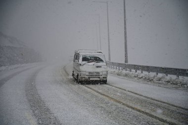   Kar ve araba ile kış manzarası