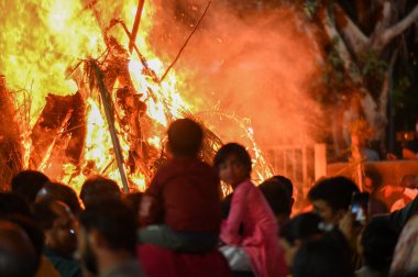 NOIDA, INDIA - 14 Mart 2025 'te Hindu müritler Holika' yı Sanatan Dharma Mandir Sektörü 19 'da 14 Mart 2025' te Noida, Hindistan 'da yaktılar. Hindu yazıtlarına göre Holika Dahan, Holika Deepak ya da Choti Holi olarak da bilinir.