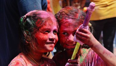MUMBAI, INDIA - 14 Mart 2025 'te Hindistan' da Holi festivali vesilesiyle, insanlar Thane 'de Holi renkleriyle oynarken görüldü.. 