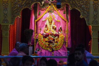 GURUGRAM, INDIA - 16 Mart 2025 'te Gurugram, Hindistan' daki Gurugram köyü yakınlarındaki Chaitra Mela köyünün ilk gününde ibadet için Sheetla Mata Mandir 'e yüzlerce dindar geldi.. 