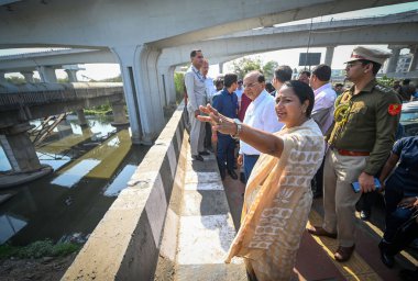 NEW DELHI, INDIA - 16 Mart 2025: Vinai Kumar Saxena, Delhi vali yardımcısı Rekha Gupta, Delhi başbakanı Delhi sulama ve sel kontrol bakanı Parvesh Verma ile birlikte Barapullah Drain 'in teftişi sırasında