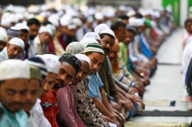 NOIDA, INDIA - 15 Mart 2025 'te Müslüman dindarlar kutsal Ramzan ayının ikinci Cuma günü Noida, Hindistan' da bulunan 8. Sektördeki camide namaz kılmaya başladılar. 