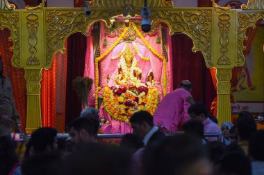 GURUGRAM, INDIA - 16 Mart 2025 'te Gurugram, Hindistan' daki Gurugram köyü yakınlarındaki Chaitra Mela köyünün ilk gününde ibadet için Sheetla Mata Mandir 'e yüzlerce dindar geldi.. 