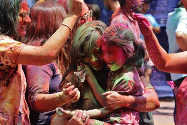 MUMBAI, INDIA - 14 Mart 2025: Holi festivali vesilesiyle, 14 Mart 2025 tarihinde Hindistan 'ın Mumbai kentinde Holi renkleriyle oynarken görüldü..