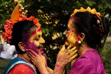 KOLKATA, INDIA - 14 Mart 2025: İnsanlar 14 Mart 2025 tarihinde Kolkata, Hindistan 'da Golf Green' de düzenlenen renk festivali olan Dol Purnima ve Holi 'yi kutlamak için renk başvurusunda bulunuyorlar.