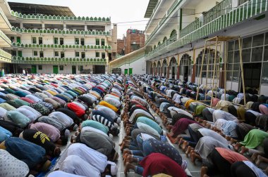NOIDA, INDIA - 15 Mart 2025 'te Müslüman dindarlar kutsal Ramzan ayının ikinci Cuma günü Noida, Hindistan' da bulunan 8. Sektördeki camide namaz kılmaya başladılar. 