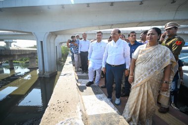 NEW DELHI, INDIA - 16 Mart 2025: Vinai Kumar Saxena, Delhi vali yardımcısı Rekha Gupta, Delhi başbakanı Delhi sulama ve sel kontrol bakanı Parvesh Verma ile birlikte Barapullah Drain 'in teftişi sırasında