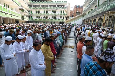 NOIDA, INDIA - 15 Mart 2025 'te Müslüman dindarlar kutsal Ramzan ayının ikinci Cuma günü Noida, Hindistan' da bulunan 8. Sektördeki camide namaz kılmaya başladılar. 