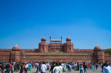 NEW DELHI, Hindistan - 16 Mart 2025 'te Kızıl Kale' de sıcak bir günde Yeni Delhi, Hindistan 'da turistler görüldü 
