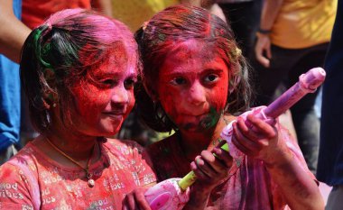 MUMBAI, INDIA - 14 Mart 2025 'te Hindistan' da Holi festivali vesilesiyle, insanlar Thane 'de Holi renkleriyle oynarken görüldü.. 
