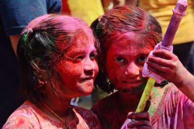 MUMBAI, INDIA - 14 Mart 2025 'te Hindistan' da Holi festivali vesilesiyle, insanlar Thane 'de Holi renkleriyle oynarken görüldü..