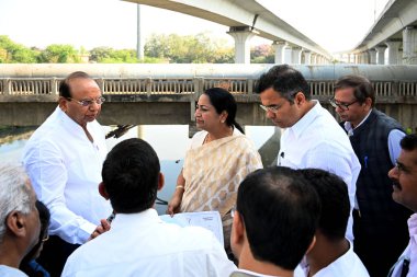 NEW DELHI, INDIA - 16 Mart 2025: Delhi LG Vinai Kumar Saxena, Delhi Genel Sekreteri Rekha Gupta, PWD Bakanı Parvesh Verma, 16 Mart 2025 tarihinde Saraybosna Kale Khan yakınlarındaki Barapullah drenajını teftiş ederken, 