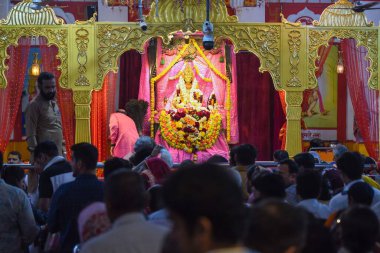 GURUGRAM, INDIA - 16 Mart 2025 'te Gurugram, Hindistan' daki Gurugram köyü yakınlarındaki Chaitra Mela köyünün ilk gününde ibadet için Sheetla Mata Mandir 'e yüzlerce dindar geldi.. 