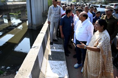 NEW DELHI, INDIA - 16 Mart 2025: Delhi LG Vinai Kumar Saxena, Delhi Genel Sekreteri Rekha Gupta, PWD Bakanı Parvesh Verma, 16 Mart 2025 tarihinde Saraybosna Kale Khan yakınlarındaki Barapullah drenajını teftiş ederken, 