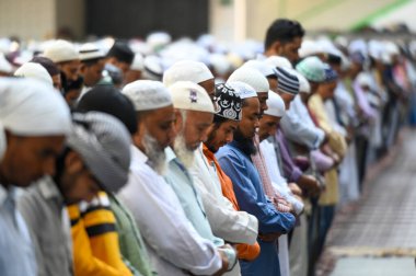 NOIDA, INDIA - 15 Mart 2025 'te Müslüman dindarlar kutsal Ramzan ayının ikinci Cuma günü Noida, Hindistan' da bulunan 8. Sektördeki camide namaz kılmaya başladılar. 