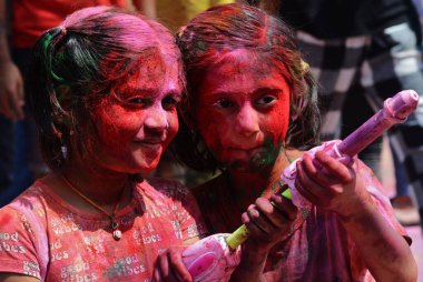 MUMBAI, INDIA - 14 Mart 2025 'te Hindistan' da Holi festivali vesilesiyle, insanlar Thane 'de Holi renkleriyle oynarken görüldü.. 
