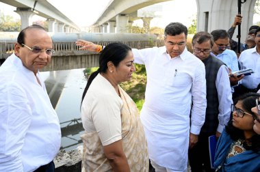 NEW DELHI, INDIA - 16 Mart 2025: Delhi LG Vinai Kumar Saxena, Delhi Genel Sekreteri Rekha Gupta, PWD Bakanı Parvesh Verma, 16 Mart 2025 tarihinde Saraybosna Kale Khan yakınlarındaki Barapullah drenajını teftiş ederken, 