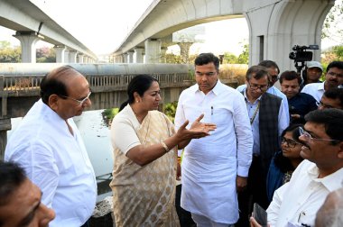 NEW DELHI, INDIA - 16 Mart 2025: Delhi LG Vinai Kumar Saxena, Delhi Genel Sekreteri Rekha Gupta, PWD Bakanı Parvesh Verma, 16 Mart 2025 tarihinde Saraybosna Kale Khan yakınlarındaki Barapullah drenajını teftiş ederken, 