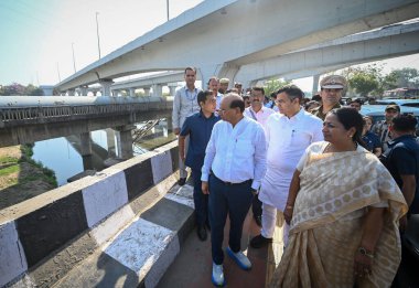 NEW DELHI, INDIA - 16 Mart 2025: Vinai Kumar Saxena, Delhi vali yardımcısı Rekha Gupta, Delhi başbakanı Delhi sulama ve sel kontrol bakanı Parvesh Verma ile birlikte Barapullah Drain 'in teftişi sırasında