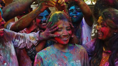 MUMBAI, INDIA - 14 Mart 2025 'te Hindistan' da Holi festivali vesilesiyle, insanlar Thane 'de Holi renkleriyle oynarken görüldü.. 
