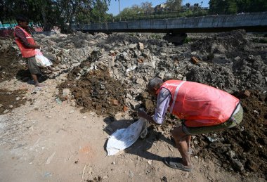 NEW DELHI, INDIA - 16 Mart 2025 'te Hindistan' ın Yeni Delhi kentinde, Nizamuddin yakınlarındaki Sunehri Pul Kanalını temizlerken işçiler görüldü 