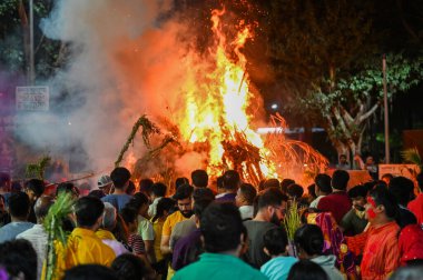 NOIDA, INDIA - 14 Mart 2025 'te Hindu müritler Holika' yı Sanatan Dharma Mandir Sektörü 19 'da 14 Mart 2025' te Noida, Hindistan 'da yaktılar. Hindu yazıtlarına göre Holika Dahan, Holika Deepak ya da Choti Holi olarak da bilinir.