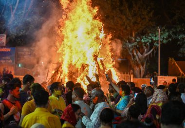 NOIDA, INDIA - 14 Mart 2025 'te Hindu müritler Holika' yı Sanatan Dharma Mandir Sektörü 19 'da 14 Mart 2025' te Noida, Hindistan 'da yaktılar. Hindu yazıtlarına göre Holika Dahan, Holika Deepak ya da Choti Holi olarak da bilinir.