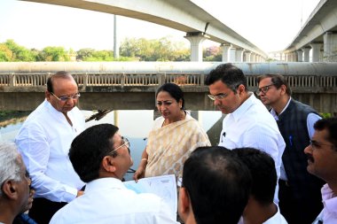 NEW DELHI, INDIA - 16 Mart 2025: Delhi LG Vinai Kumar Saxena, Delhi Genel Sekreteri Rekha Gupta, PWD Bakanı Parvesh Verma, 16 Mart 2025 tarihinde Saraybosna Kale Khan yakınlarındaki Barapullah drenajını teftiş ederken, 