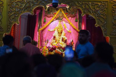 GURUGRAM, INDIA - 16 Mart 2025 'te Gurugram, Hindistan' daki Gurugram köyü yakınlarındaki Chaitra Mela köyünün ilk gününde ibadet için Sheetla Mata Mandir 'e yüzlerce dindar geldi.. 