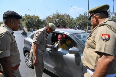 NOIDA, INDIA - 14 Mart 2025 'te Noida trafik polisi Noida, Hindistan' da 38. bölgedeki Holi 'de alkol ve araç kullanma vakalarını kontrol etmek için bir sürüş gerçekleştirdi..