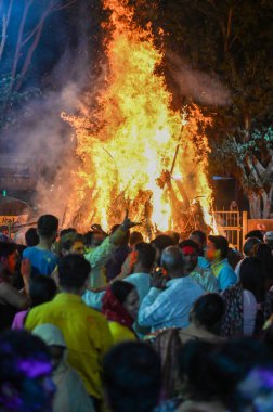 NOIDA, INDIA - 14 Mart 2025 'te Hindu müritler Holika' yı Sanatan Dharma Mandir Sektörü 19 'da 14 Mart 2025' te Noida, Hindistan 'da yaktılar. Hindu yazıtlarına göre Holika Dahan, Holika Deepak ya da Choti Holi olarak da bilinir.