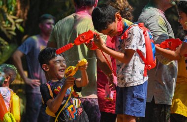 MUMBAI, INDIA - 14 Mart 2025 'te Hindistan' ın Mumbai kentinde Hindu renk festivali Holi 'yi kutladılar.. 