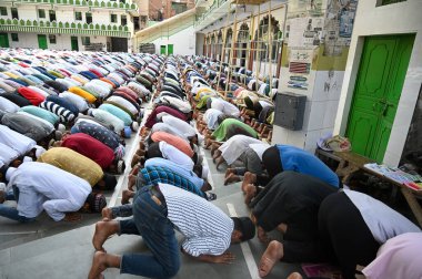 NOIDA, INDIA - 15 Mart 2025 'te Müslüman dindarlar kutsal Ramzan ayının ikinci Cuma günü Noida, Hindistan' da bulunan 8. Sektördeki camide namaz kılmaya başladılar. 
