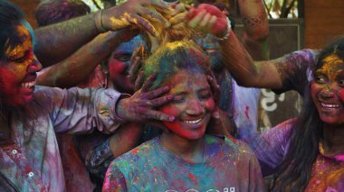 MUMBAI, INDIA - 14 Mart 2025 'te Hindistan' da Holi festivali vesilesiyle, insanlar Thane 'de Holi renkleriyle oynarken görüldü.. 