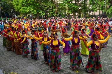 KOLKATA, INDIA - 14 Mart 2025 tarihinde Kolkata, Hindistan 'da düzenlenen Golf Green renk festivali Dol Purnima ve Holi' yi kutlamak için şarkılarla dans gösterisi.