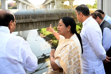 NEW DELHI, INDIA - 16 Mart 2025: Delhi LG Vinai Kumar Saxena, Delhi Genel Sekreteri Rekha Gupta, PWD Bakanı Parvesh Verma, 16 Mart 2025 tarihinde Saraybosna Kale Khan yakınlarındaki Barapullah drenajını teftiş ederken, 