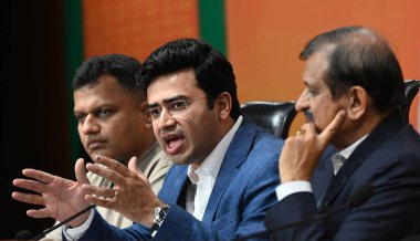 NEW DELHI INDIA Yürüyüşü 17 Mart 2025 BJP Milletvekili Tejasvi Surya C Lok Sabha milletvekilleri CN Manjunath ve Yüzbaşı Brijesh Chowta 17 Mart 2025 tarihinde Yeni Delhi 'de bir basın toplantısı düzenledi. 