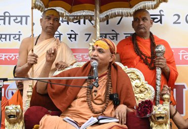 NEW DELHI INDIA Yürüyüşü 17. 2025 Shankaracharya Avimukteshwaranand ve diğerleri Delhi polisi tarafından durdurulduktan sonra tüm siyasi partilerin ofislerine giderek ineklerin korunması için destek arayışına girdiler.