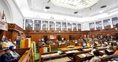 YENİ DELHI INDIA MARCH 18 2025 Lok Sabha Sözcüsü Om Birla Delhi Meclis Başkanı Rekha Gupta Meclis Başkanı Vijender Gupta ve Meclis Başkanı Atishi 'nin yeni seçilen aday için düzenlenen iki günlük oryantasyon programının açılışında muhalefet lideri