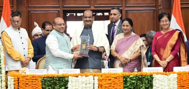 NEW DELHI INDIA Yürüyüş 18 2025 Lok Sabha Sözcüsü Om Birla Delhi Genel Başkanı Rekha Gupta Meclis Başkanı Vijender Gupta Muhalefet Delhi Yasama Meclisi Başkanı Atishi Başkan Yardımcısı Mohan Singh Bisht 