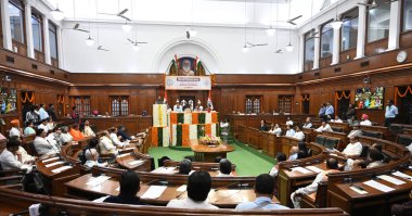YENİ DELHI INDIA MARCH 18 2025 Lok Sabha Sözcüsü Om Birla, Delhi Meclis Başkanı Vijender Gupta Delhi Muhalefet Genel Başkanı Rekha Gupta Gupta 'nın huzurunda yeni seçilen milletvekilleri için iki günlük oryantasyon programına seslendi 