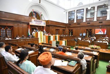 YENİ DELHI INDIA MARCH 18 2025 Lok Sabha Sözcüsü Om Birla, Delhi Meclis Başkanı Vijender Gupta Delhi Muhalefet Genel Başkanı Rekha Gupta Gupta 'nın huzurunda yeni seçilen milletvekilleri için iki günlük oryantasyon programına seslendi 